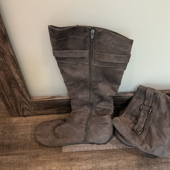 Maurices gray suede flat boots size 10 - Picture 2 of 5